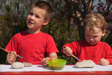 Kinder beim malen