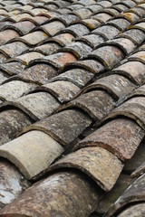 tegole di un tetto di vecchia casa
