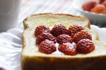 苺のトースト