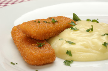 Fischstäbchen mit Kartoffelbrei auf einem Teller
