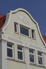 Jugendstilhaus mit Segelschiff-Relief