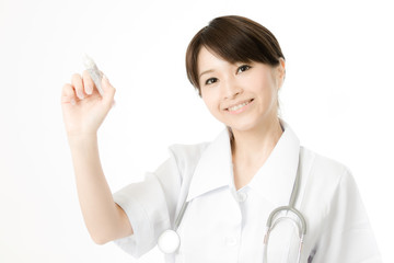 ペンを持つ医療従事者