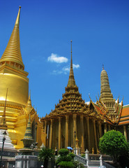 Fototapeta premium Bangkok: Magnificent Golden Stupa in Grand Palace (Thailand)