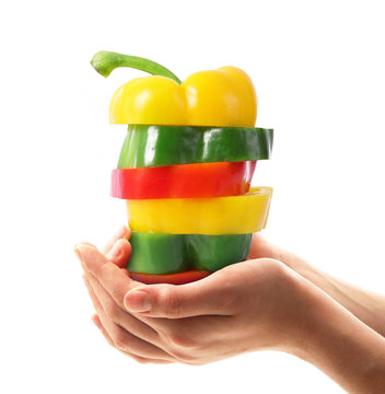 peperoni tagliati tenuti nelle mani