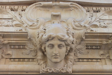 Mascaron d'un linteau de porte d'un immeuble à Paris