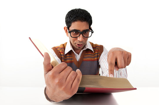 Mann mit dickem Buch