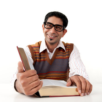 Mann mit dickem Buch