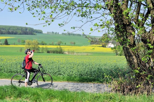 Radfahrer macht eine Trinkpause