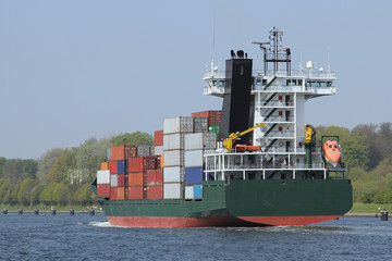 beladenes Feederschiff