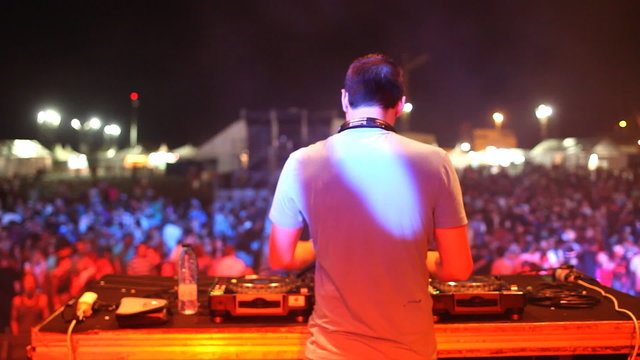 dj at festival