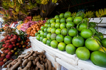 Obraz premium Piles of Limes and Other Fruit in Cambodian Market