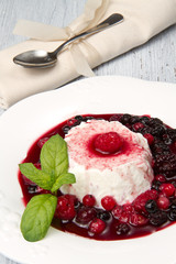 panna cotta ai frutti di bosco