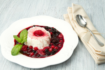 panna cotta ai frutti di bosco