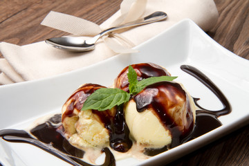 gelato alla crema con decorazione al cioccolato