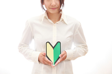 若葉マークを持った女性