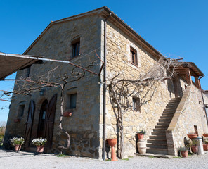 casolare in pietra in Umbria vicino al lago Trasimeno