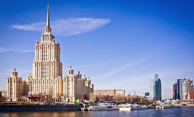 Fototapeta na wymiar Hotel Ukraina od rzeki w Moskwie, Rosja