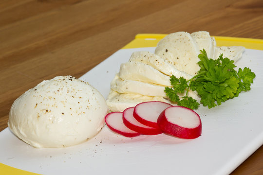 Mozzarella mit Radieschen in Scheiben