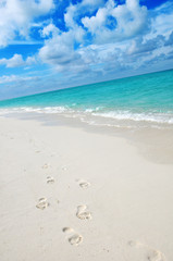 Fototapeta na wymiar Malediven - Fußspur im Sand