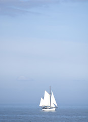 Fototapeta premium Segelboot auf der Ostsee vor Strande bei Kiel