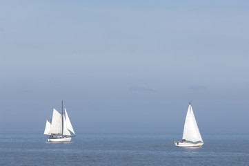 Segelboote auf der Ostsee vor Strande bei Kiel