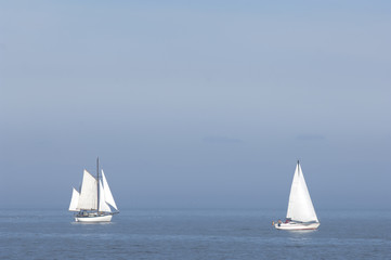 Fototapeta premium Segelboote auf der Ostsee vor Strande bei Kiel