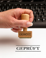 Geprüft Stempel mit Hand