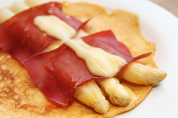 Spargel mit Pfannkuchen, Schinken und Bündnerfleisch