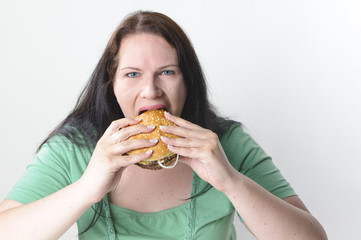 Erwachsene Frau verdrückt einen Hamburger