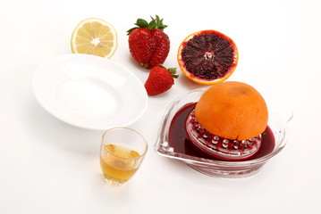 INGREDIENTI PER UNA MACEDONIA DI FRAGOLA