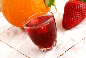 BICCHIERINO CON SUCCO DI FRAGOLA E ARANCIA