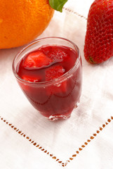 BICCHIERINO CON SUCCO DI FRAGOLA E ARANCIA  2