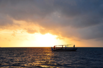 Fischerboot im Sonnenuntergang