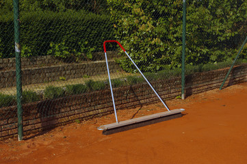 Brosse d'entretien au tennis.