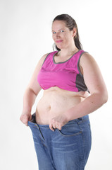Übergewichtige Frau mit zu großer Hose