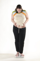 Übergewichtige erwachsene Frau auf der Waage