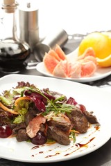 Beef with grapefruit and rucola salad