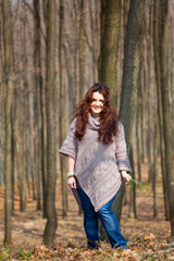 Obraz premium Young woman in a beech forest
