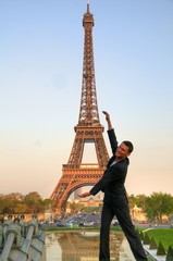 Paris / Männermodel vor dem Eiffelturm