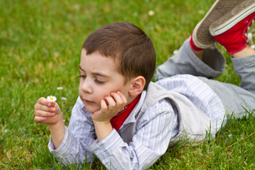 ritratto di bambino con fiore