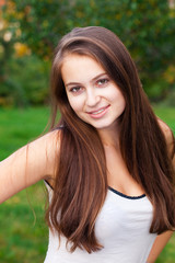 Naklejka premium portrait of a beautiful young woman outdoor