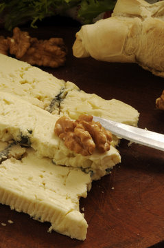 Queso azul ( Gorgonzola ) con nuez