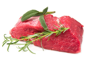 manzo con rosmarino e salvia isolato su sfondo bianco