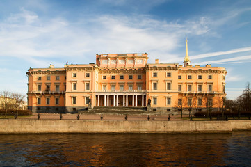 Fototapeta na wymiar Mikhailovsky Castle. Early spring evening. St. Petersburg, Russi