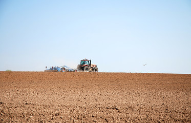 Obraz premium Traktor auf Feld Frühjahr