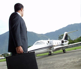 Un ejecutivo y su avión privado.