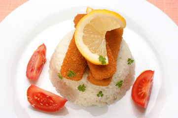 Fischstäbchen mit Reis auf einem Teller