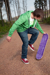 Junger Mann mit Skateboard 579