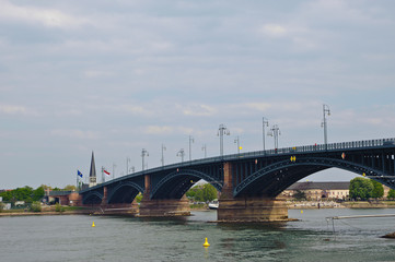 Fototapeta na wymiar Theodor-Heuss-Brücke in Mainz