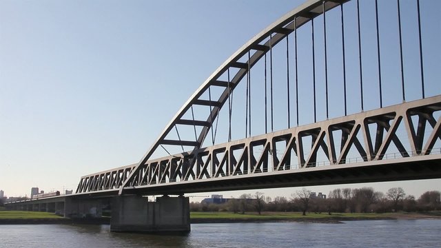 Zug f&auml;hrt &uuml;ber Br&uuml;cke